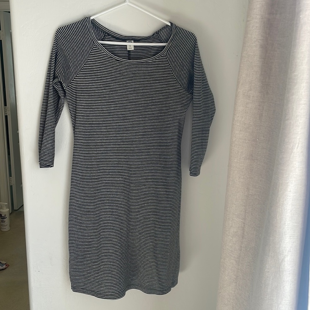 Old Navy long sleeve dress in XS. Great condition!